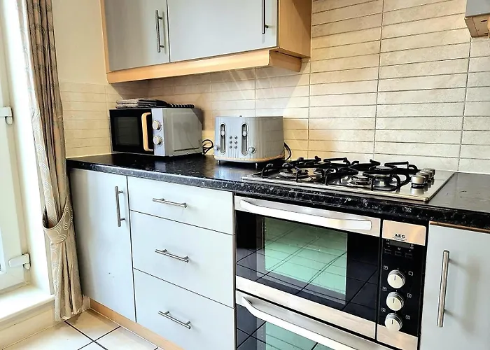 Spacious 4 Bed Family Home With Private Garden & Free Parking - Hamilton