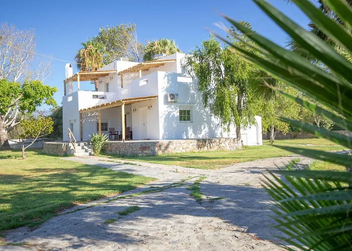 Villa Komorebi, The Private 3Br Grand Estate - 2500M2 Garden - Walk To Beach & Town
