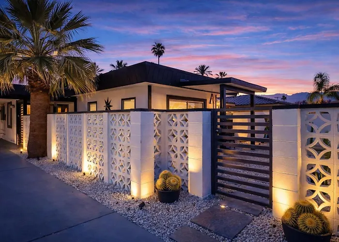 Mid-Century Modern Home In Beautiful La Quinta
