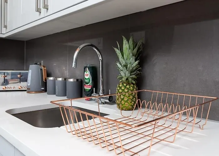Bright Cheery 4 Bd Apartment By Brighton Station