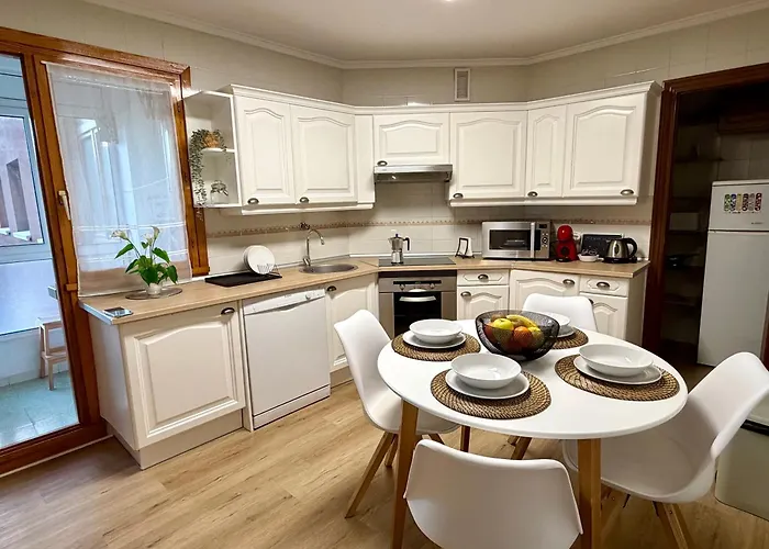 Centrico Y Tranquilo Apartamento Con Terraza, 3 Habs Y 2 Banos, Garaje Incluido