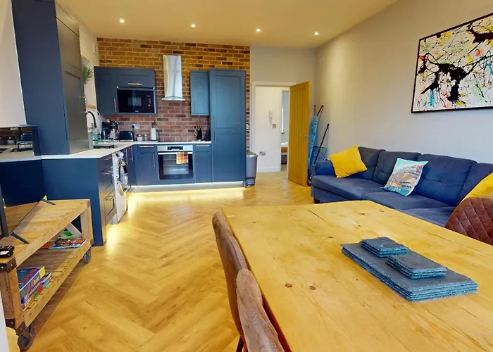 Stylish 2 Bed Apt, 2 Minute Walk From The Beach.