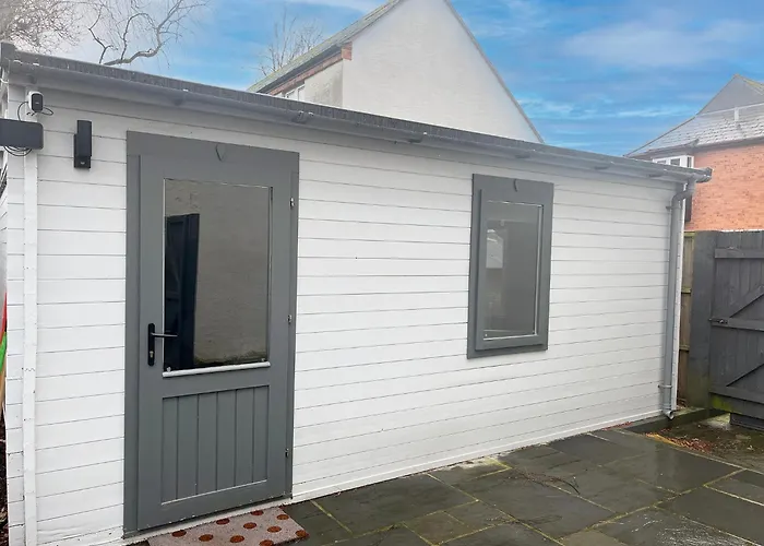 Cosy, Self-Contained Garden Room In City Centre!