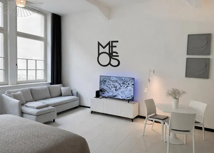 Meos 2 -Zentrum-Parkplatz-Hofblick-Gym-Netflix