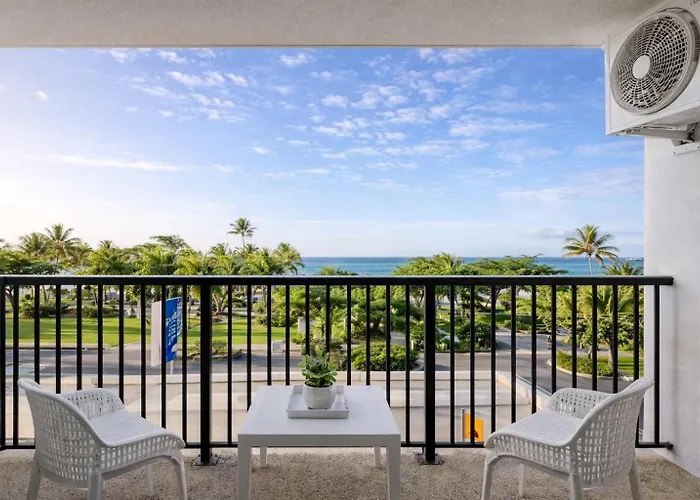 Townsville Strand Studio Apartment With Ocean Views Pool & Parking