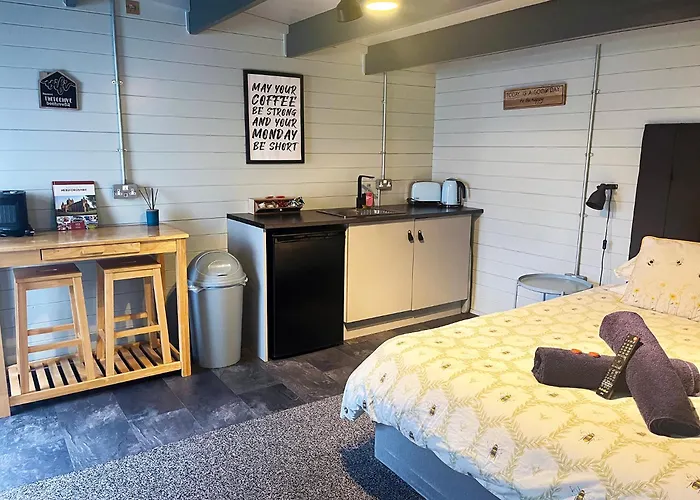 Cosy, Self-Contained Garden Room In City Centre!
