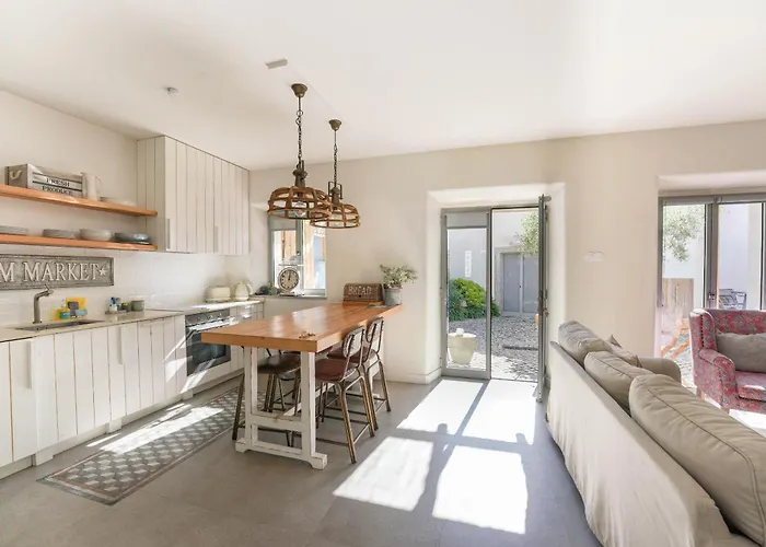 Charming Design House In Montijo With Garden - 41