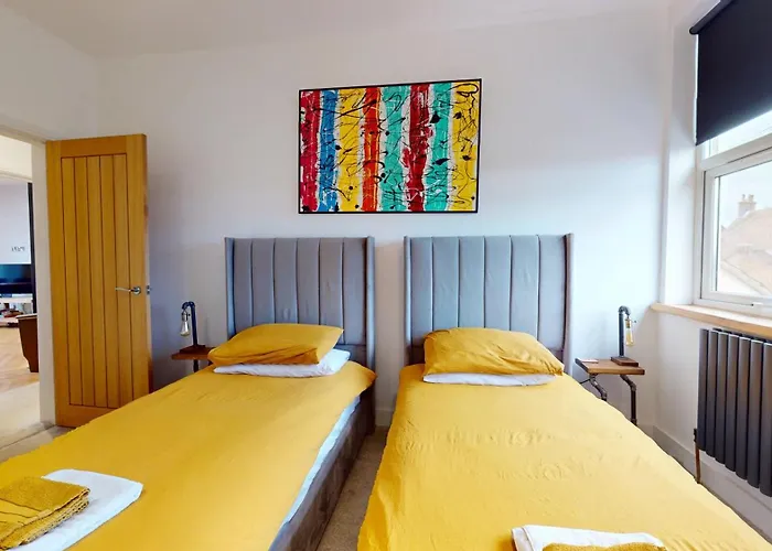 Stylish 2 Bed Apt, 2 Minute Walk From The Beach.