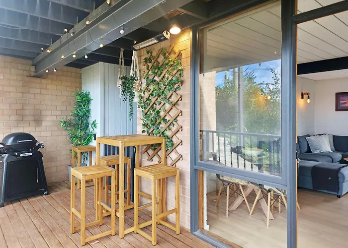 The Hideaway - Lake Views I Ski & Bike Storage I Central Jindabyne I Free Wifi I Bbq I Parking - By Happyhosts
