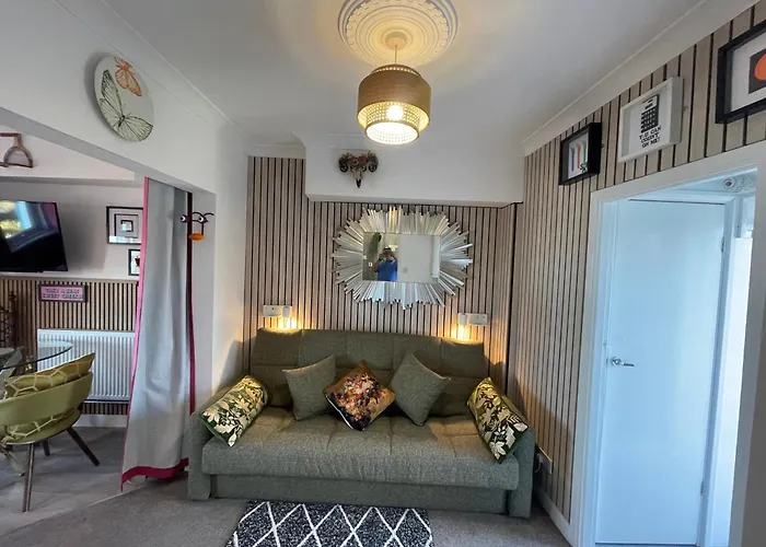 "The Quirky" Seafront Apartment