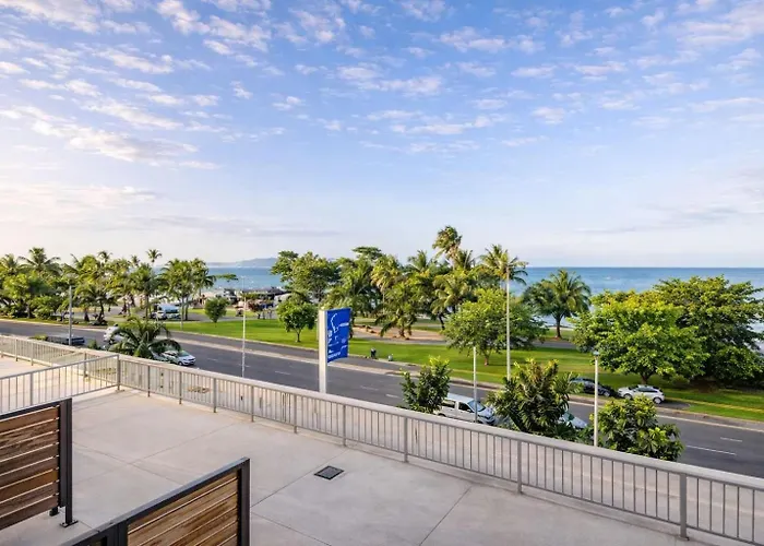 Townsville Strand Studio Apartment With Ocean Views Pool & Parking