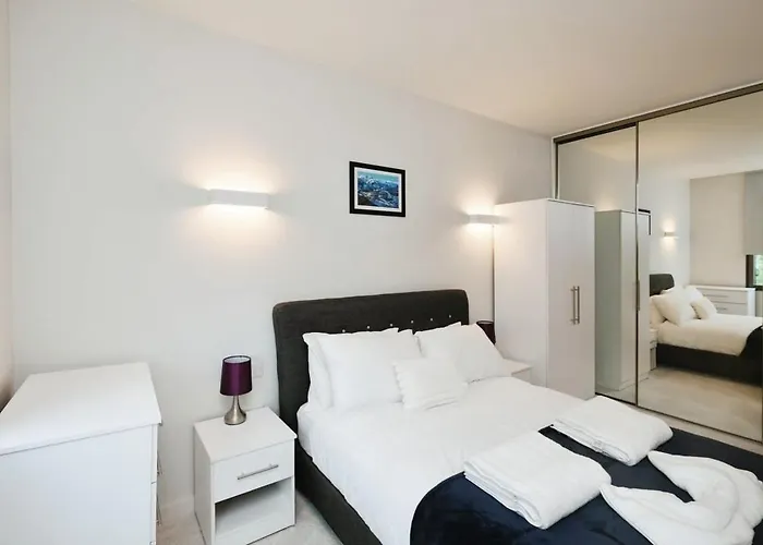 Modern 1 Bed Apt Bracknell- With Parking