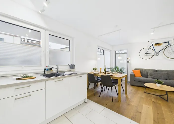 Kstay Apartment-Kombi Im Eg Und Dg Fuer Bis Zu 8 Personen Mit Dachterrasse, Parkplaetzen, Smart-Tvs