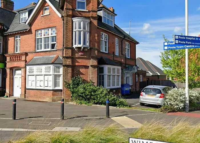 Spacious 2-Bed 2-Bath Apartment With Free Parking - Central Poole