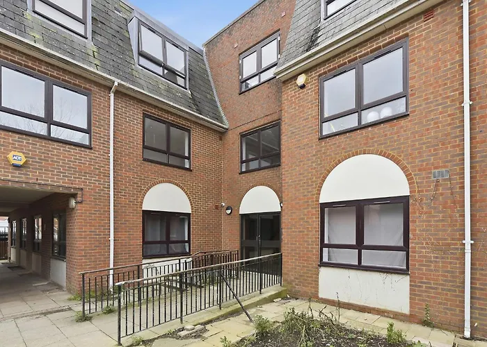 Courtyard Highstreet Retreat