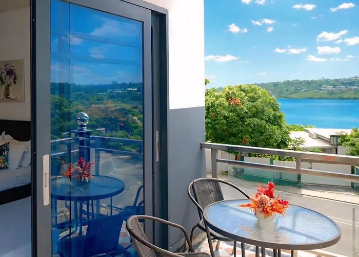 Crown Royale Hotel & Lounge