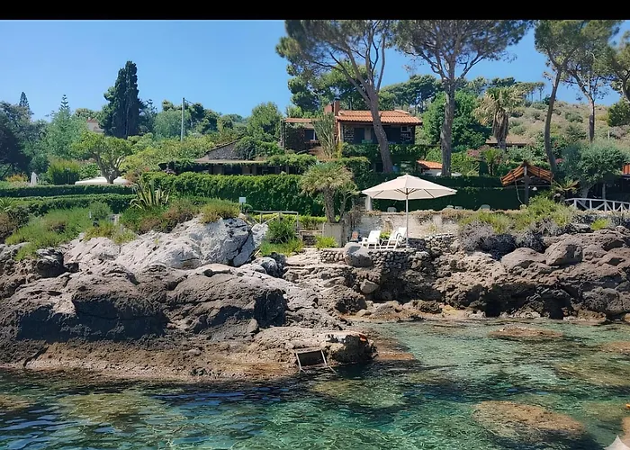 Alle Due Torri, Villa Sulla Roccia A Picco Sul Mare