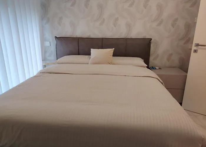 Holiday Home Varese- Family & Group Stay With Private Parking