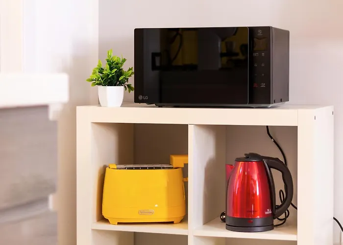 Black & White Or Pop Art - Design Apartments With Parking & Wifi