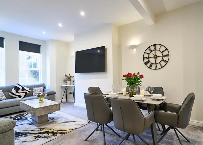 Lethbridge Villa 49 3-Bedroom Apartment With Private Hot Tub,Fibre Wifi, Free Parking, Sleeps 6