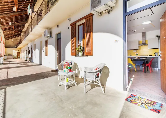 Black & White Or Pop Art - Design Apartments With Parking & Wifi