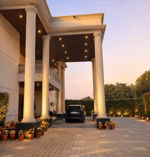 Ultra Luxury 7Bhk Estate I Pool, Grand Lawn And Tubs