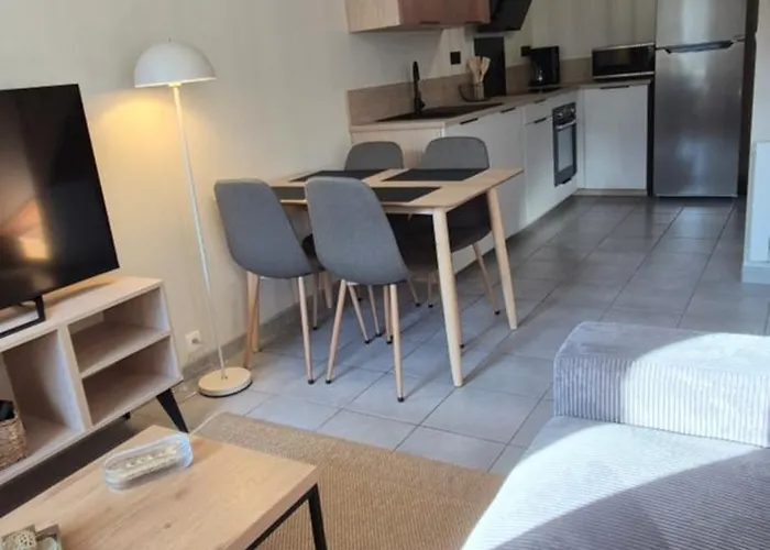 Maison Renovee Avec Stationnement Privatif