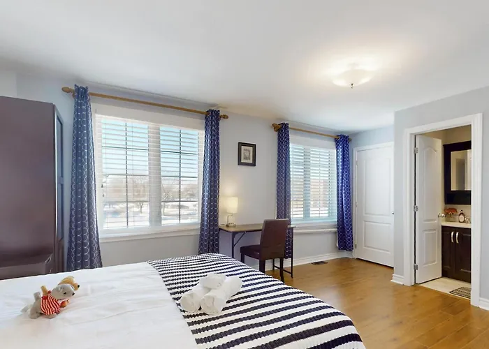 Cozy Queen Room With Shared Bath Near Seneca Finch 404