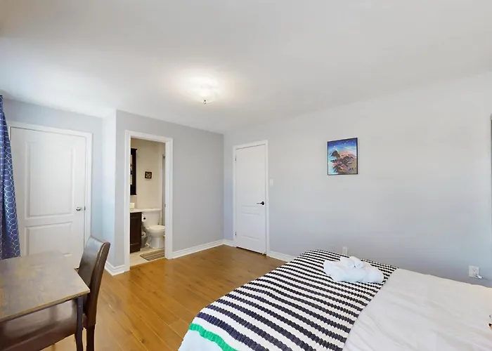 Cozy Queen Room With Shared Bath Near Seneca Finch 404