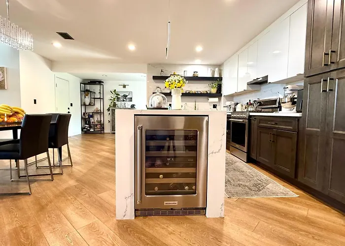 Relaxed, Modern, Socal Living Near The Beach