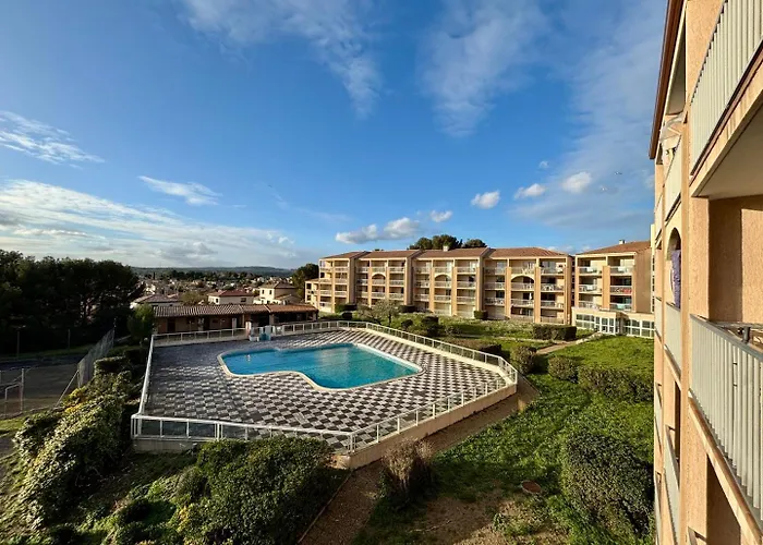 Bulle De Thau, Piscine Et Pinede