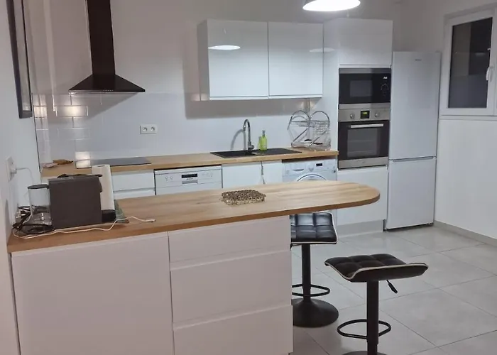 Casa Lovapi Cozy Recent 2-Bedroom House, Garden, Private Parking