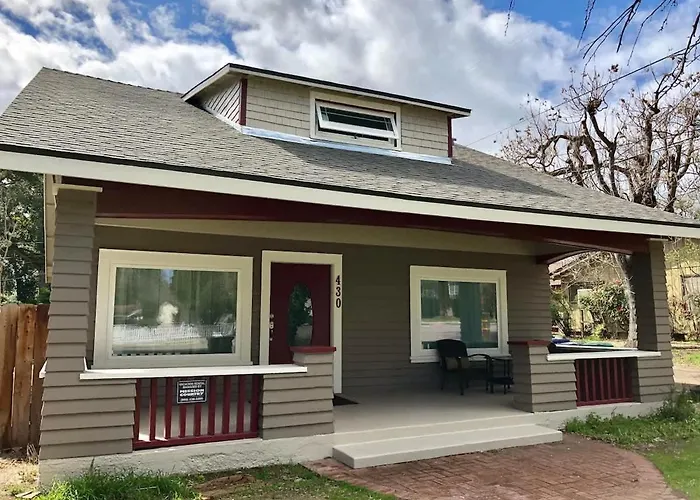 Home Squared-Downtown With Fire Pit