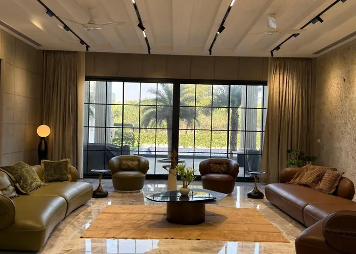 Ultra Luxury 7Bhk Estate I Pool, Grand Lawn And Tubs
