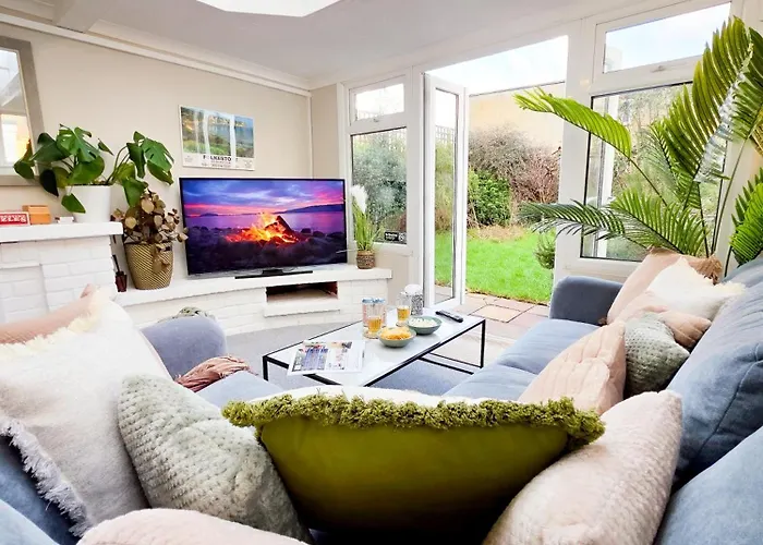 Cosy 2-Bed Flat With Wi-Fi | Near Station, Beach