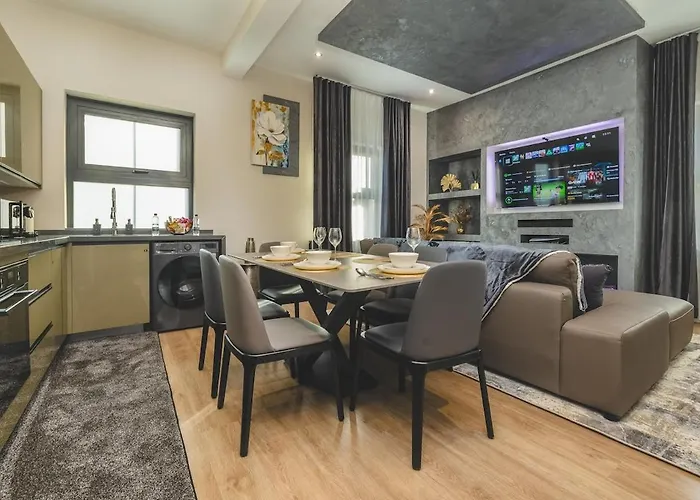Luxury 2-Bed Apartment - Stylish Comfort And Design