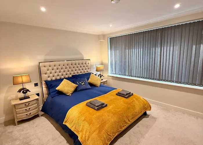 Wonderful Retreat In Lively Locale - Sleeps 5