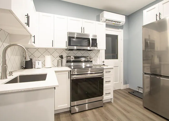 Designer 2Br Suite - Steps To Vic Hospital - Wortley