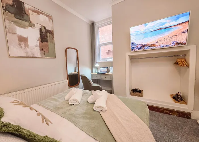 Cosy 2-Bed Flat With Wi-Fi | Near Station, Beach