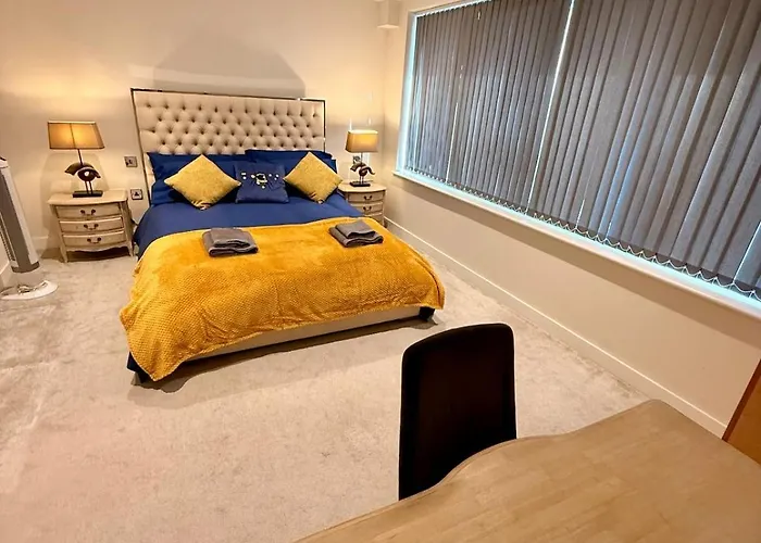Wonderful Retreat In Lively Locale - Sleeps 5