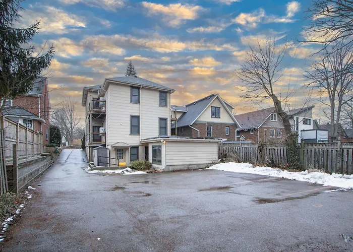 Designer 2Br Suite - Steps To Vic Hospital - Wortley