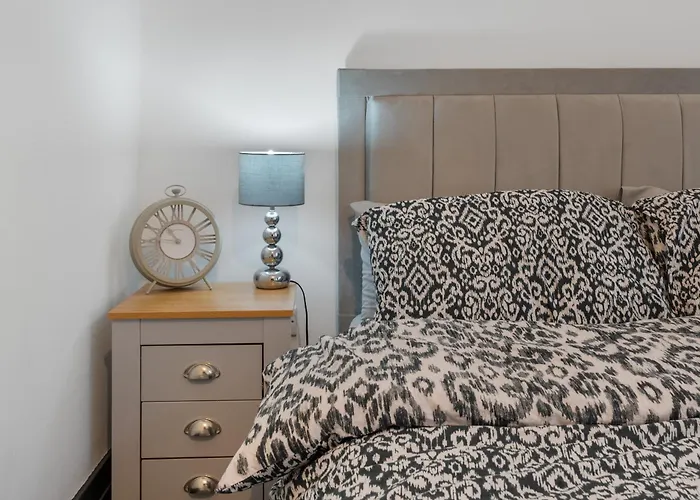 Luxury Huddersfield Apartments & Prime City Centre Location & Opposite Train Station