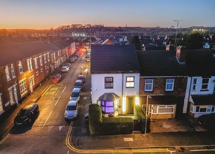 Luxury 2-Bed Apartment - Stylish Comfort And Design