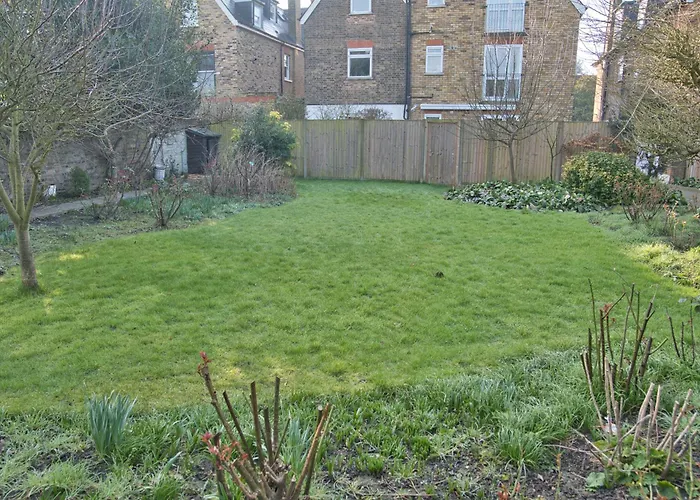 Lavish House In Ealing, Free Parking, Fast Wifi With Garden