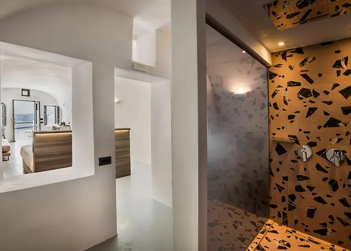 Sun Rocks Boutique Hotel - Caldera View Suites & Sunset Dining Experience