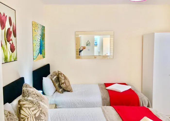 Ensuite Apartment With Small Kitchenette, Private Bathroom And Parking
