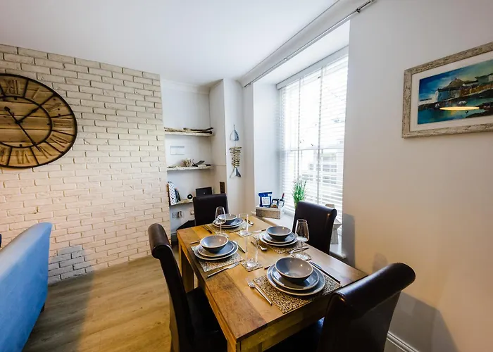 Flat 1 Flint House Tenby - 2 Bedroom - Garden - Dog Friendly