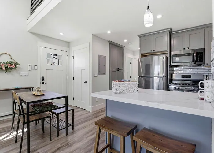 Angie Oasis Yard, Loft & Stocked Kitchen