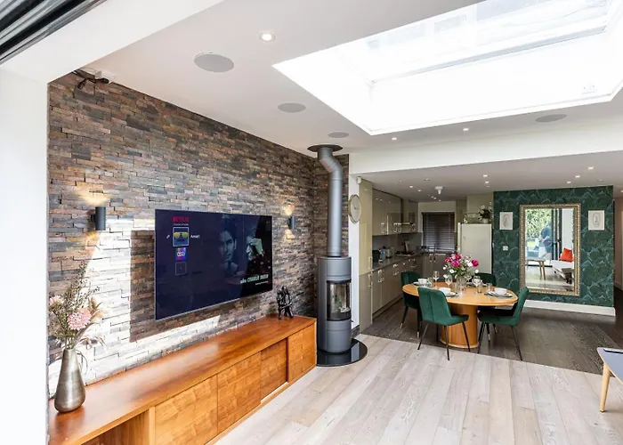 Apartment In Guildford With Parking