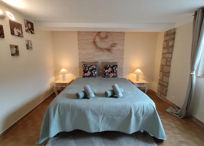Maisonnette Provencale Les Pensees